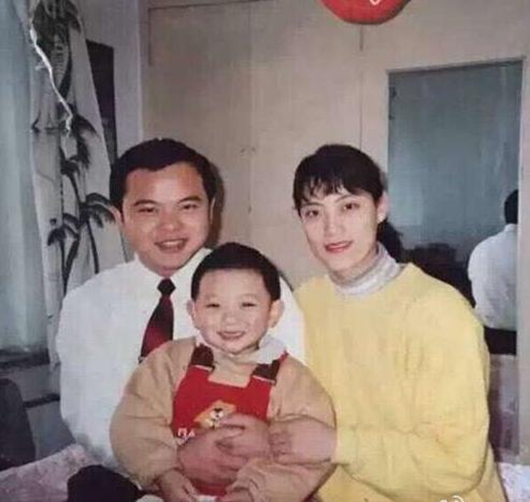 黄子韬爸爸去世享年52岁 网友:愿韬爸走好!