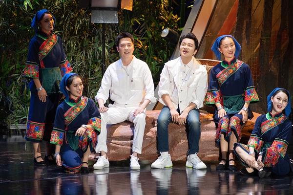 王祖蓝儒雅亮相百花电影节 全新演绎经典歌曲年代感十足