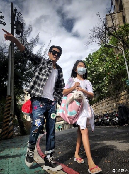 曹格女儿10岁腿长超显眼 肉嘟嘟Grace已变美少女!