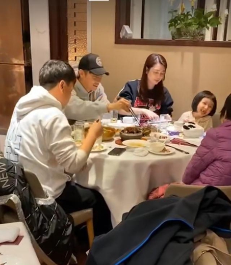 洪欣张丹峰否认离婚后首次同框 一家人聚餐其乐融融