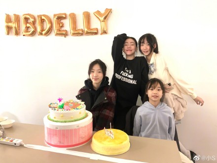 小S为大女儿庆生15岁 自侃还是那么年轻!