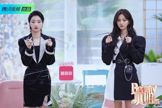 杨超越吃醋Yamy段奥娟的样子 故意挑拨离间二人关系!