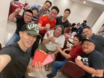 吴尊和同学合照像两辈人 有个明星同学真的太恐怖了!