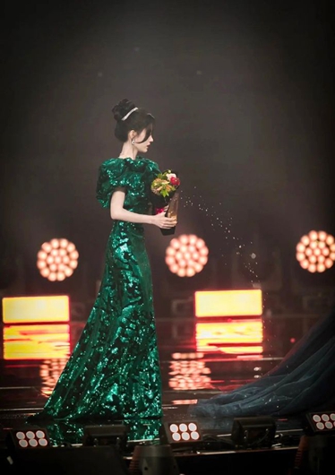 鞠婧祎把水洒到了吴宣仪裙子上 两位美女的表情亮了!