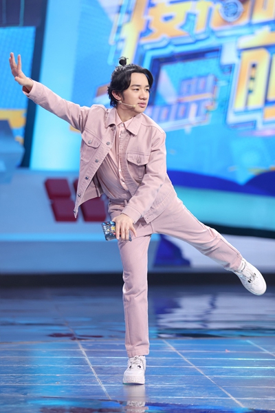 《接招吧前辈》王祖蓝实力模仿 上演英文版音乐剧双簧
