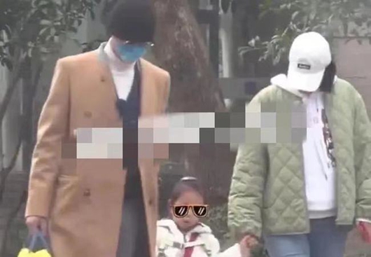 周一围朱丹接女儿放学 一家三口牵手超温馨