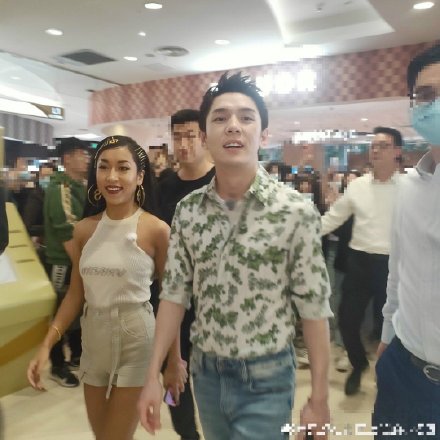 吉克隽逸我怎么那么好看啊 路人晒生图打扮清凉