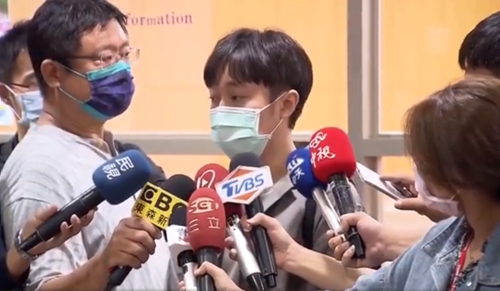 吴青峰哽咽回应著作权纠纷 张韶涵力挺吴青峰正义不会缺席