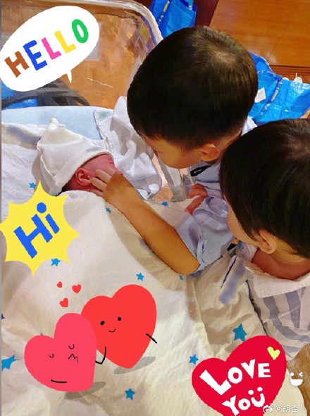 胡杏儿三胎生子喜讯公布 分享一家五口手掌照幸福满满