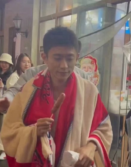 张一山把南艺烤肠吃涨价 学生哭诉讨说法