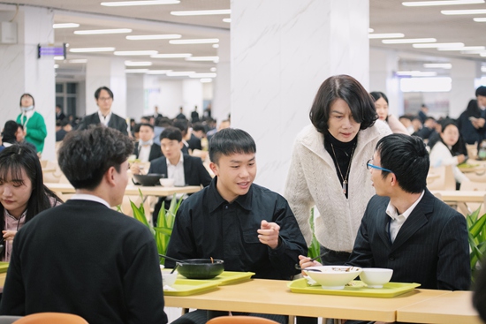 《初入职场的我们》董明珠组首次方案汇报来袭,张翰选择创新拍摄方案显反差