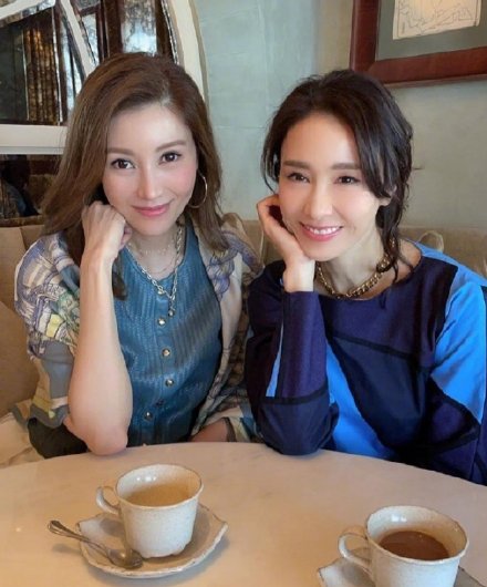 两大女神同框!李嘉欣晒与黎姿聚会合照颜值依旧惊艳