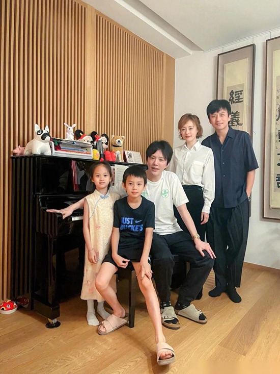 李云迪分享与邓超一家四口合影 等等小花正脸曝光完美继承父母优点