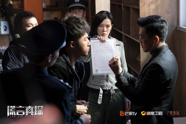 “芒果季风”剧场《谎言真探》收官 余男邢佳栋上演“生死时速”